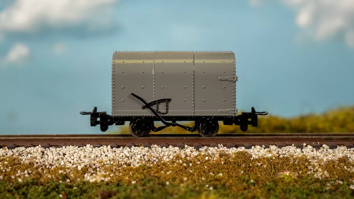 Bachmann 77312 HO Scale Thomas & Friends Narrow Gauge Gunpowder Wagon - Gray