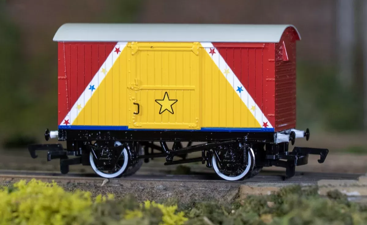 Bachmann 77414 HO Scale Thomas & Friends 12 Ton Box Van – Funfair Red